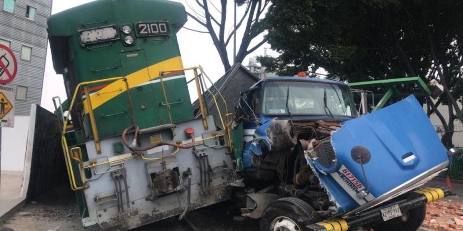 Tren embiste a camión que intentó ganarle el paso en Azcapotzalco