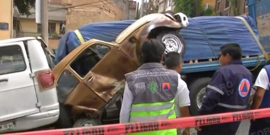 Tráiler se queda sin frenos y arrastra 4 vehículos en Álvaro Obregón