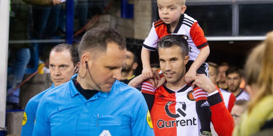 Robin van Persie saca en hombros a un niño aficionado del Feyenoord