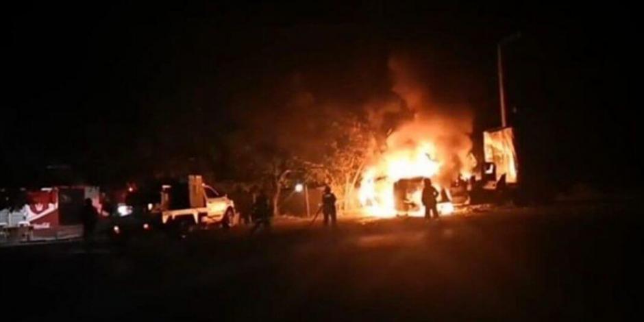 Grupo armado incendia dos tráileres en carretera de Iguala