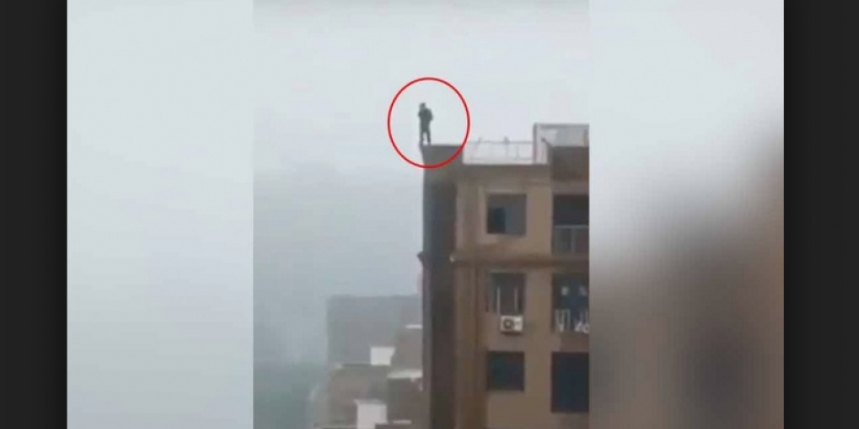 VIDEO: Por tomarse selfie en lo alto de edificio se resbala y cae
