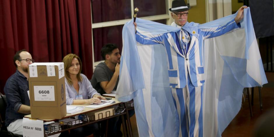 Macri y Fernández se disputan presidencia de Argentina en plena caída económica
