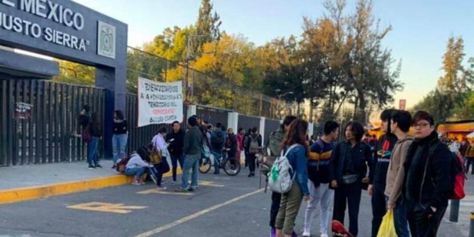 Encapuchadas vuelven a cerrar Prepa 3, denuncian acoso a estudiantes
