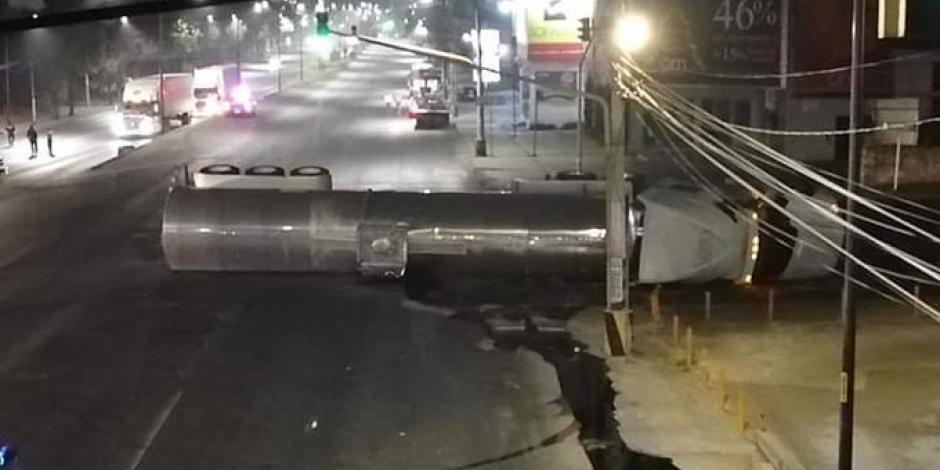 Volcadura de pipa con químicos provoca caos vial en la Av. Gustavo Baz
