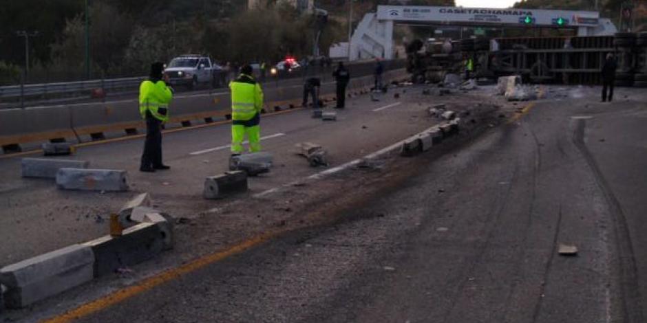 Volcadura de tráiler en autopista Chamapa-Lechería provoca caos