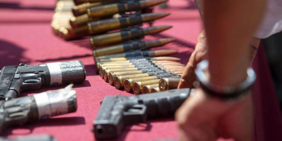 FGR asegura más de 5 mil cartuchos, armas largas y dinero en efectivo