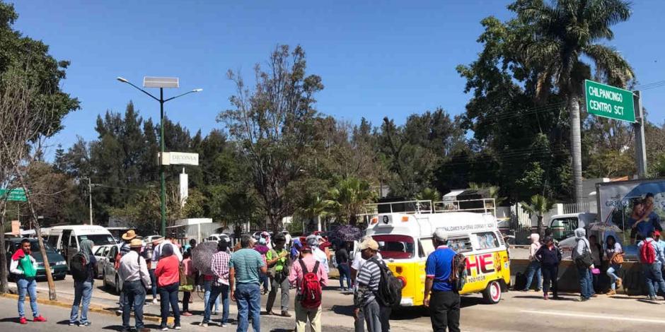 VIDEO: Se enfrentan automovilistas y maestros de CETEG, por bloqueo en Autopista del Sol
