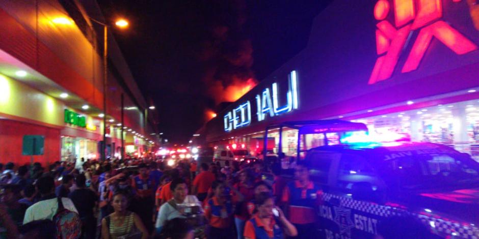 VIDEOS: Incendio en Chedraui de Tabasco deja 3 personas intoxicadas
