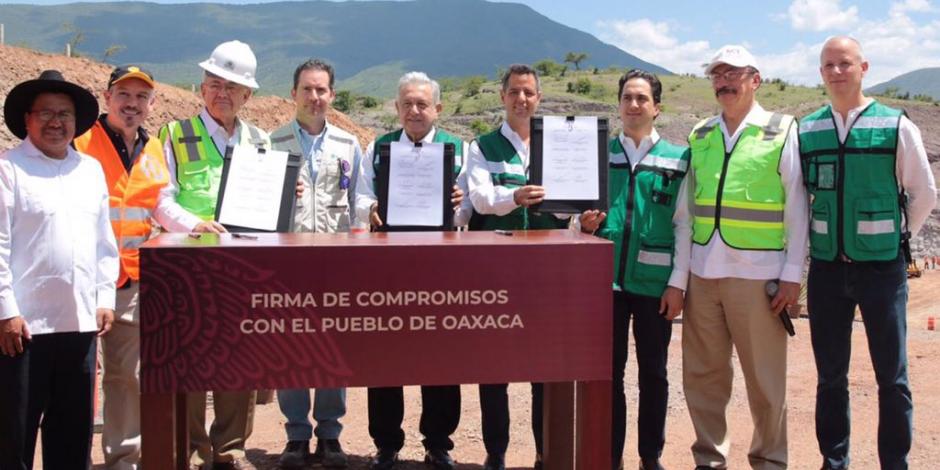 AMLO firma compromiso para terminar carreteras en Oaxaca