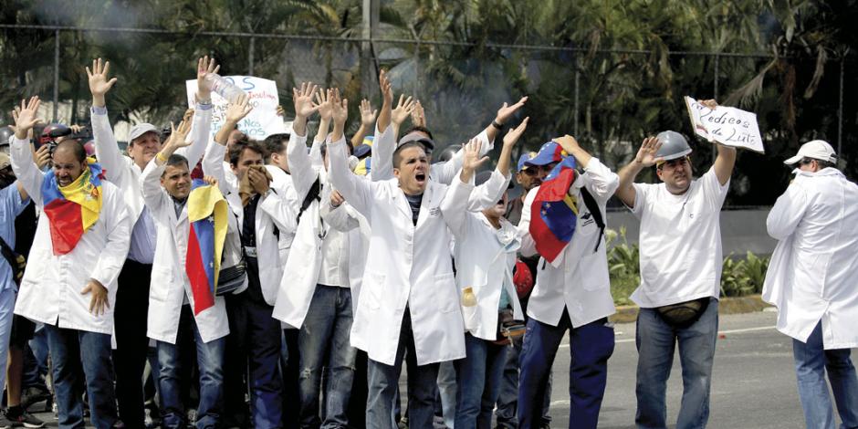 Médicos que huyen de Maduro alivian al pueblo argentino