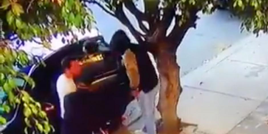 VIDEO: Roban camioneta a hombre en muletas en Guadalajara