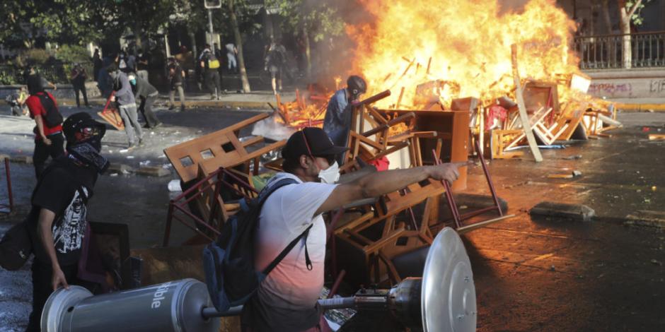Con incendios y barricadas, manifestantes sitian capital chilena