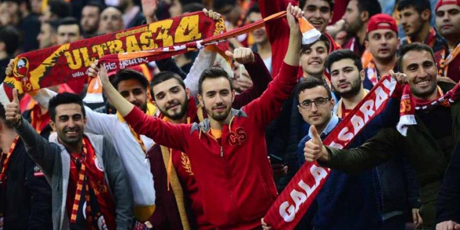 A fan del Galatasaray de Turquía se le cayó su celular y se lo regresaron
