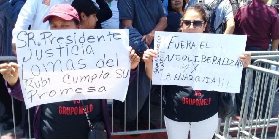 FOTOS: Esperan manifestantes a AMLO previo a evento de celebración en Tijuana
