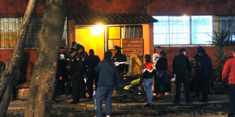 Hallan muertos a tres integrantes de una familia en edificio de Tlatelolco