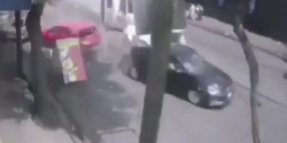 Difunden video de momento en el que tráiler impactó autos en Santa Fe