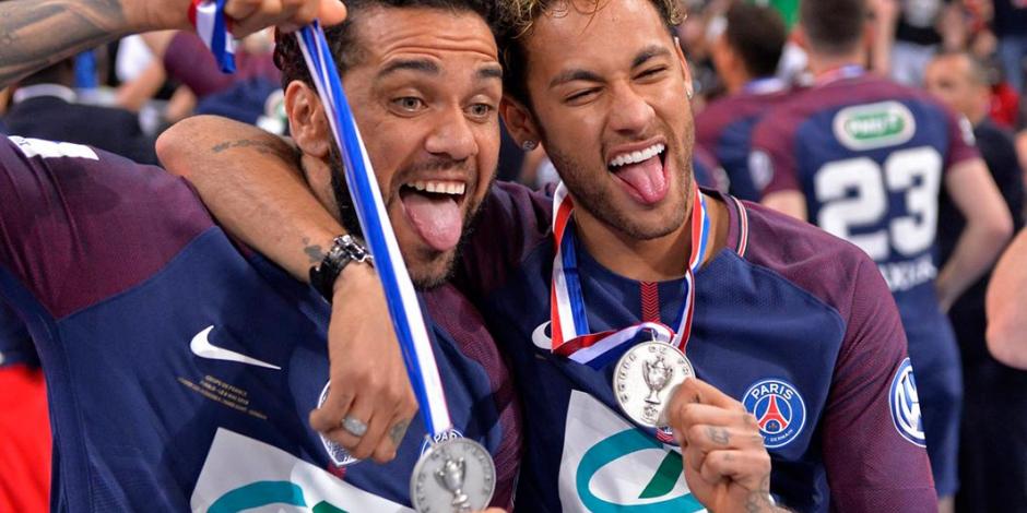 Dani Alves se va del PSG luego de dos años de glorias en Francia