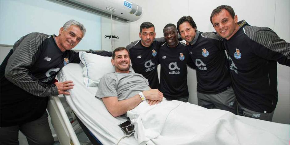 Jugadores del Porto sorprenden a Iker Casillas en el hospital