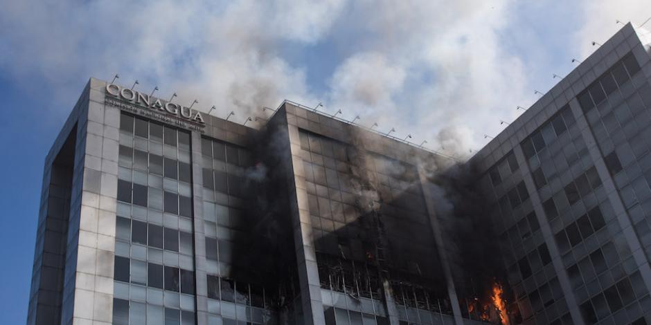 Conagua reubicará a 2 mil 300 empleados; incendio dañó todo el edificio