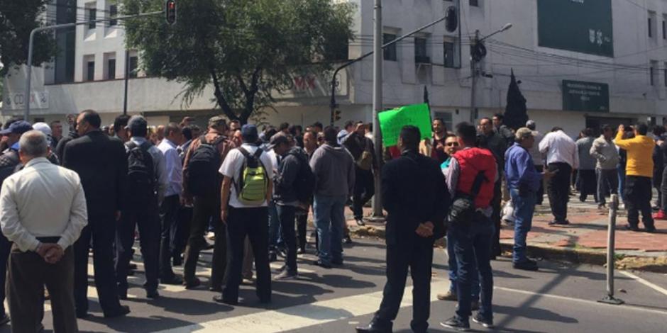 Agentes de la PDI realizan bloqueo en protesta a horarios y prestaciones
