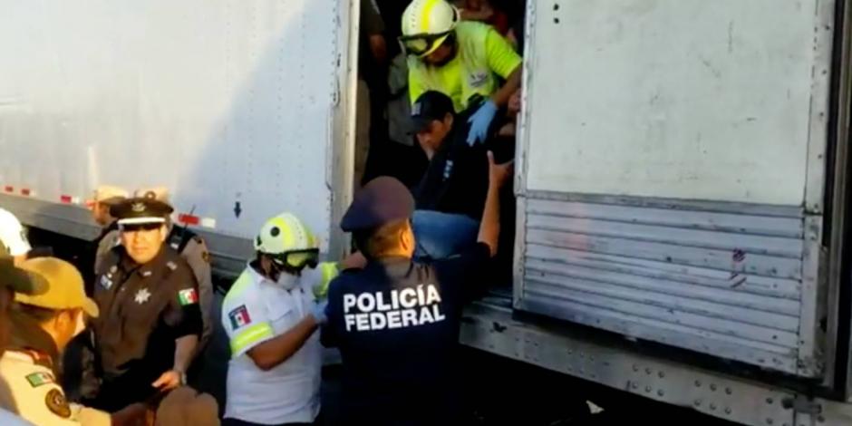 Hallan hacinados en un camión a 112 migrantes en Monterrey