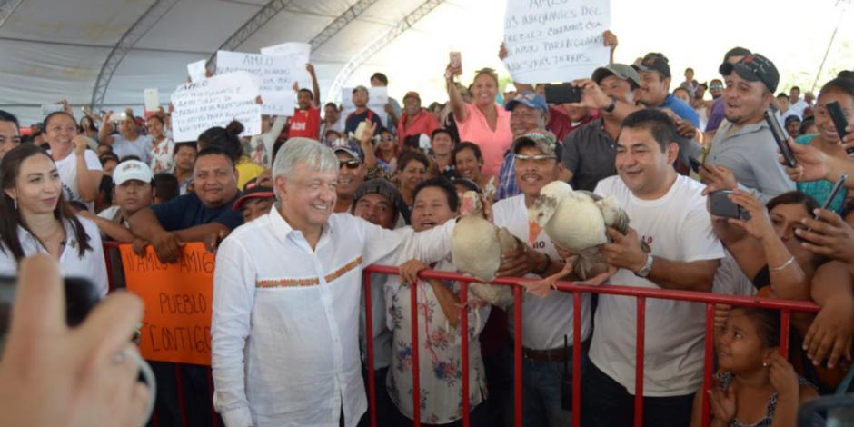 Dan de regalo a López Obrador en Campeche un par de gansos
