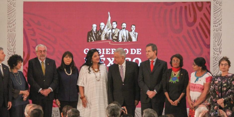 Respaldo económico, piden a AMLO galardonados con premios de arte, ciencia y cultura