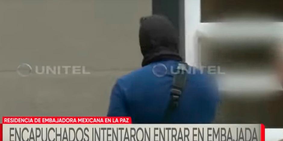 Bolivia abre frente con España: le adjudica encapuchados armados en embajada mexicana