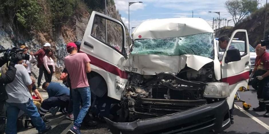 Choque entre combi y camión deja 14 heridos en la México-Pachuca