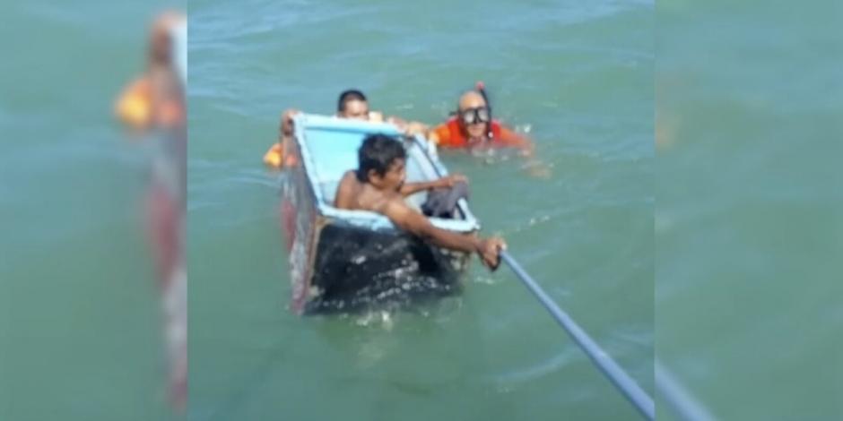 ¡De película!...Rescatan a 2 que naufragaban en nevera (VIDEO)