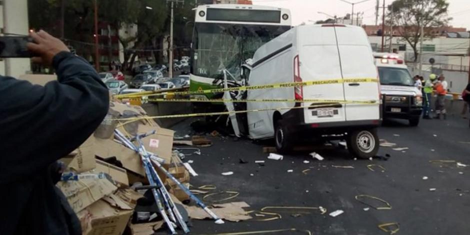 VIDEO: Choque entre camioneta y RTP deja 1 muerto en Tlatelolco