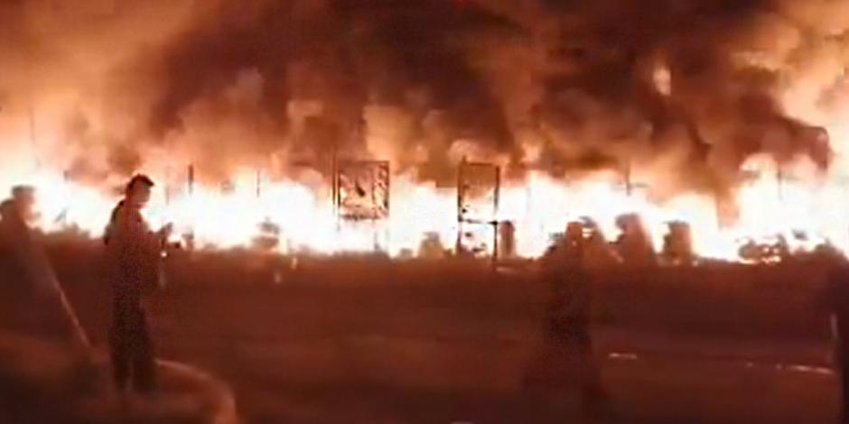 VIDEO: Incendio consume tiradero de llantas en Tultitlán