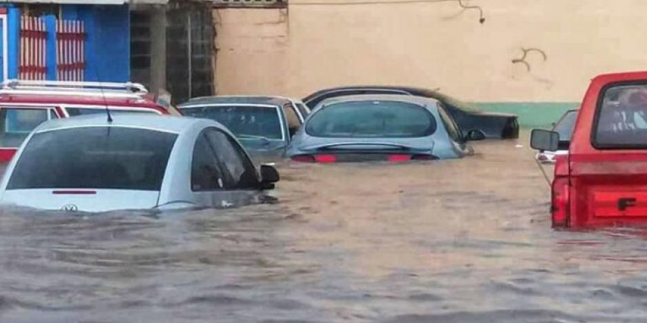 Fresnillo bajo el agua: lluvias inundan calles y arrastran coches