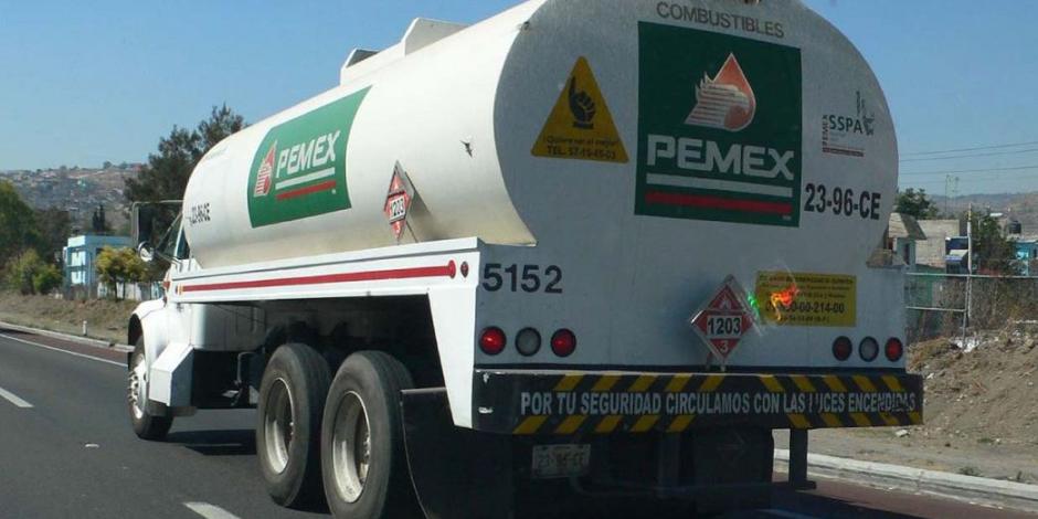 En sexenio de EPN, Pemex canceló compra de pipas para transportar combustible