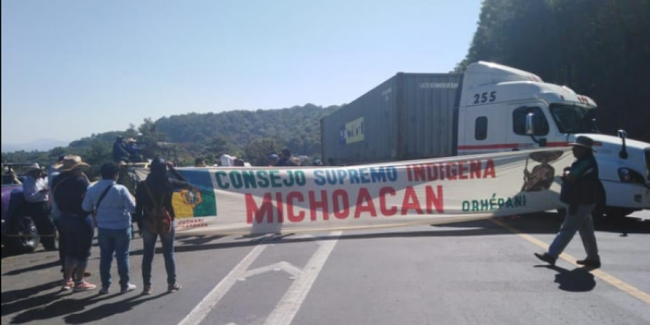 Reportan toma de 5 carreteras federales en Michoacán