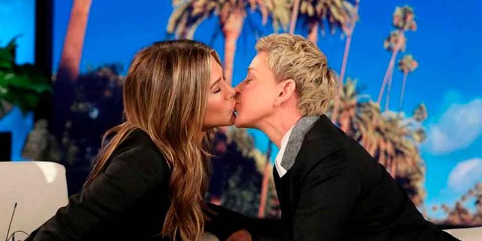 VIDEO: Jennifer Aniston y Ellen DeGeneres se besan durante entrevista