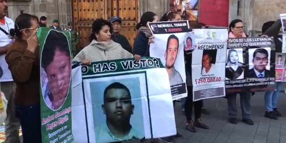 VIDEOS: Familiares de desaparecidos se manifiestan en Palacio Nacional