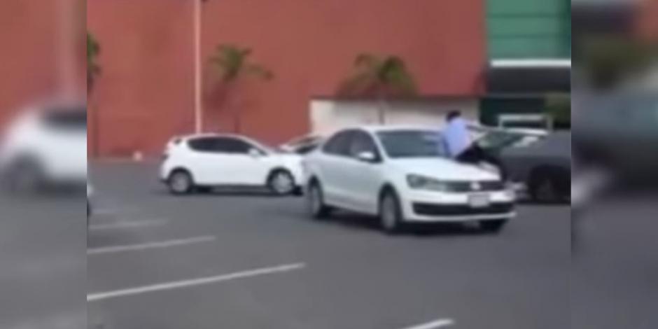 VIDEO: Mujer pelea con su novio y se lo lleva en el cofre del auto