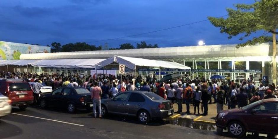 Cientos acuden a dejar su solicitud de empleo para refinería de Dos Bocas
