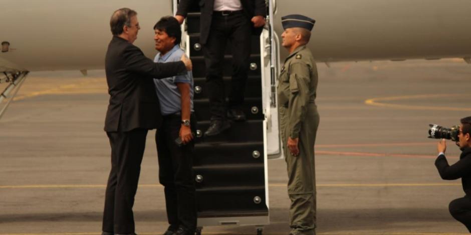 Evo Morales llega a México; lo recibe el canciller Marcelo Ebrard