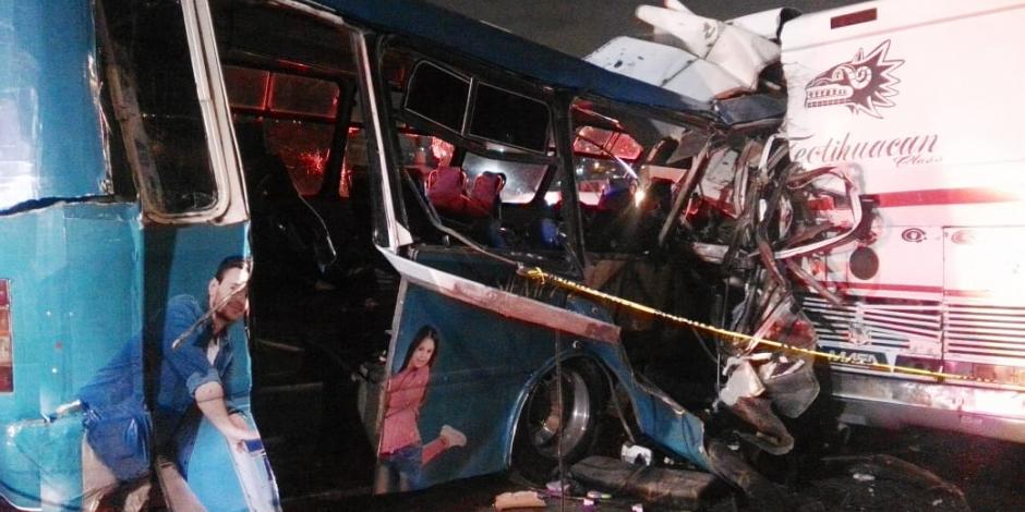 Suman 11 muertos por choque entre autobuses en la México-Pachuca