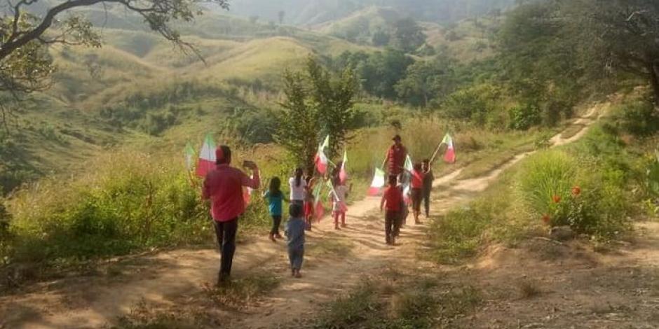 Conmueve en redes sociales desfile en camino de terracería en Chiapas