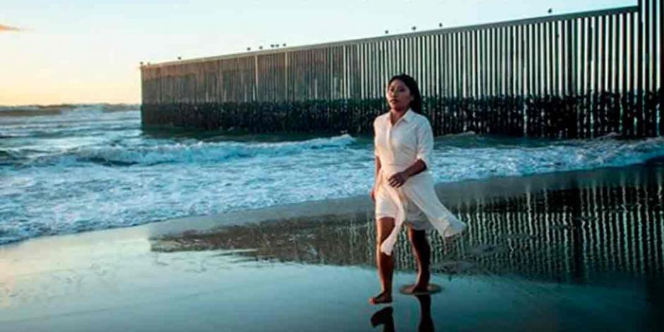 Alfonso Cuarón dirige a Yalitza Aparicio en sesión de fotos en muro fronterizo