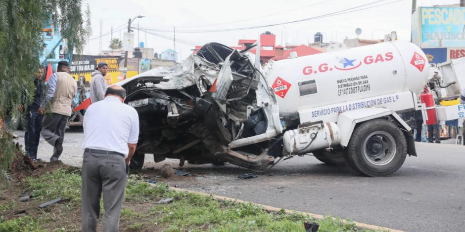 Muere chofer de pipa de gas al volcar en la Texcoco-Lechería