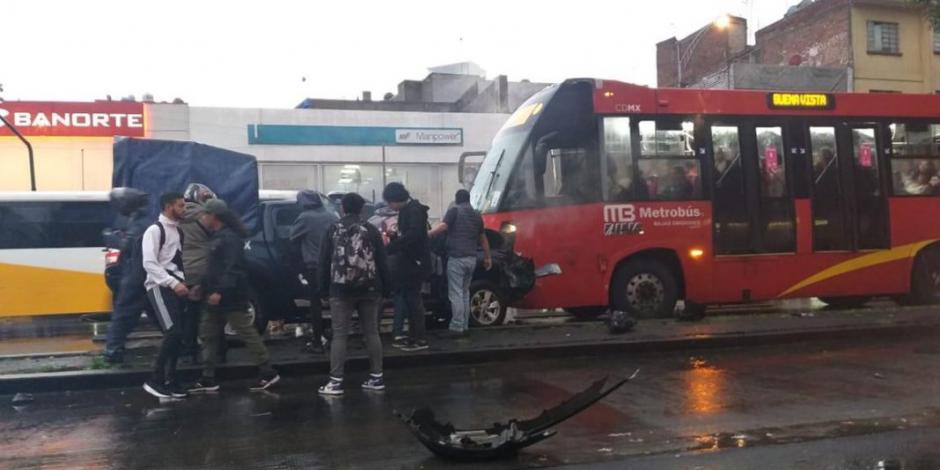 Patrulla provoca carambola y choca contra Metrobús en Insurgentes