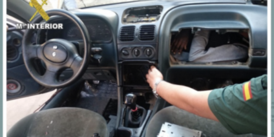 Guardia Civil española halla a inmigrantes ocultos en 4 vehículos