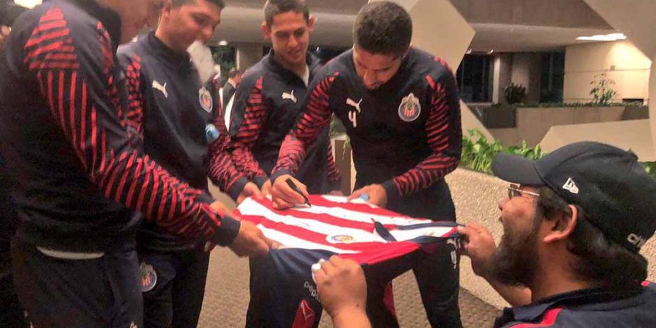 Los aficionados de Chivas hicieron fiesta con su equipo en el hotel