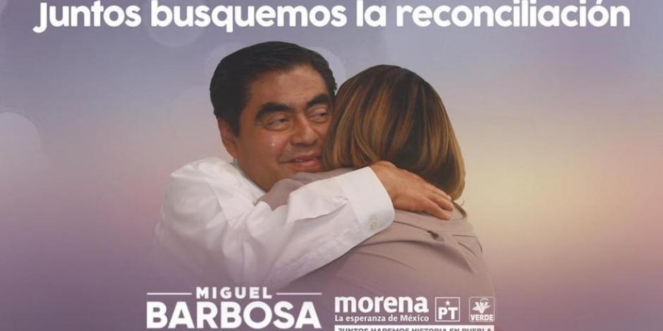 Critican en redes a Barbosa por propaganda en la que abraza a una mujer