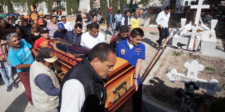 "Insuficiente", panteón de Tlahuelilpan para sepultar muertos por explosión