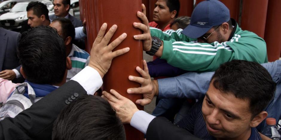 FOTOS: Pernoctan maestros de la CNTE afuera de San Lázaro